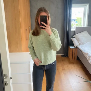 Ljusgrön stickad tröja från Monki - Säljer en ljusgrön stickad tröja från Monki. Tröjan har en lite högre, ribbad hals och långa ärmar. Den är en perfekt passform, utan att vara sticksig men tyvärr bara använd någon enstaka gång pga inte min färg :( Nypris 499kr