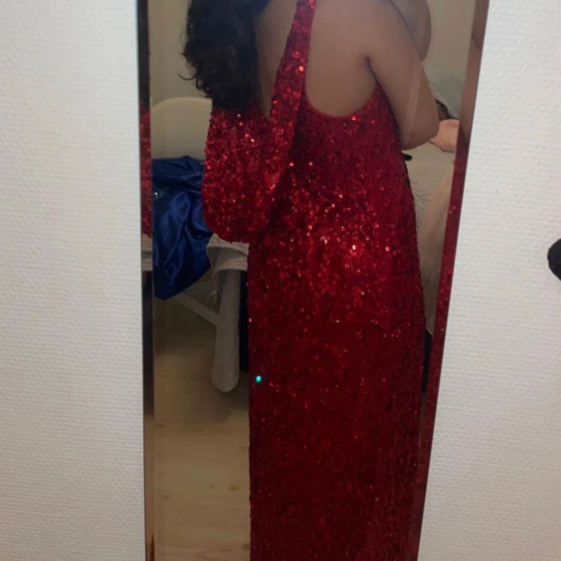 Röd paljettklänning med slits - 4
