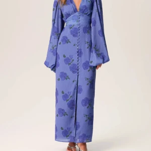 Adoore postanio klänning - Säljer min helt nya Adoore klänning då jag ångra efter jag råka ta av lappen hemma. Prislappen kvar! (Den är lite mindre i strl)