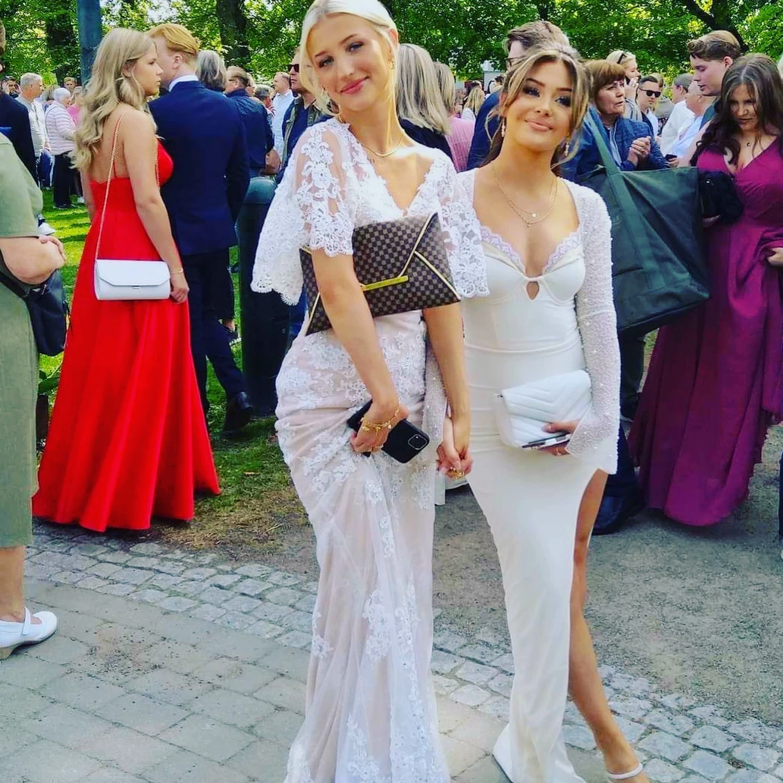 Vit spetsklänning med v-ringning och volangdetaljer - 1