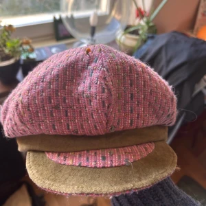 Superfin hatt - Superfin hatt som jag köpt second hand men som tyvärr är för stor. Jättefina färger!