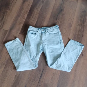 Ljusblå jeans Straight Regular fit från H&M - Säljer ett par ljusblå jeans från H&M med straight regular fit. Klassisk femficksmodell med dragkedja och knapp i midjan. Perfekta för en avslappnad stil och passar till det mesta. Ordinarie pris 549.