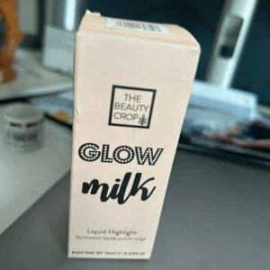 Glow Milk Liquid Highlight - The Beauty Crop - Helt utsåld i Europa. Färgen är just dew it