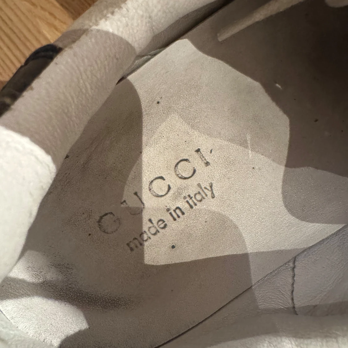 Gucci sneakers med röd och blå rand mocka  - 2