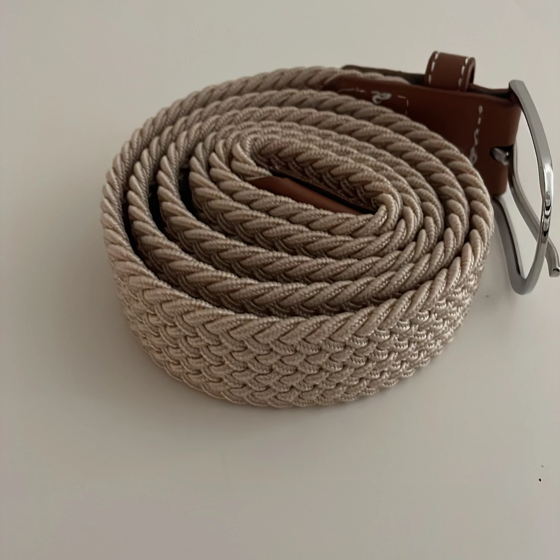 Beige flätat bälte med läderdetaljer - 1