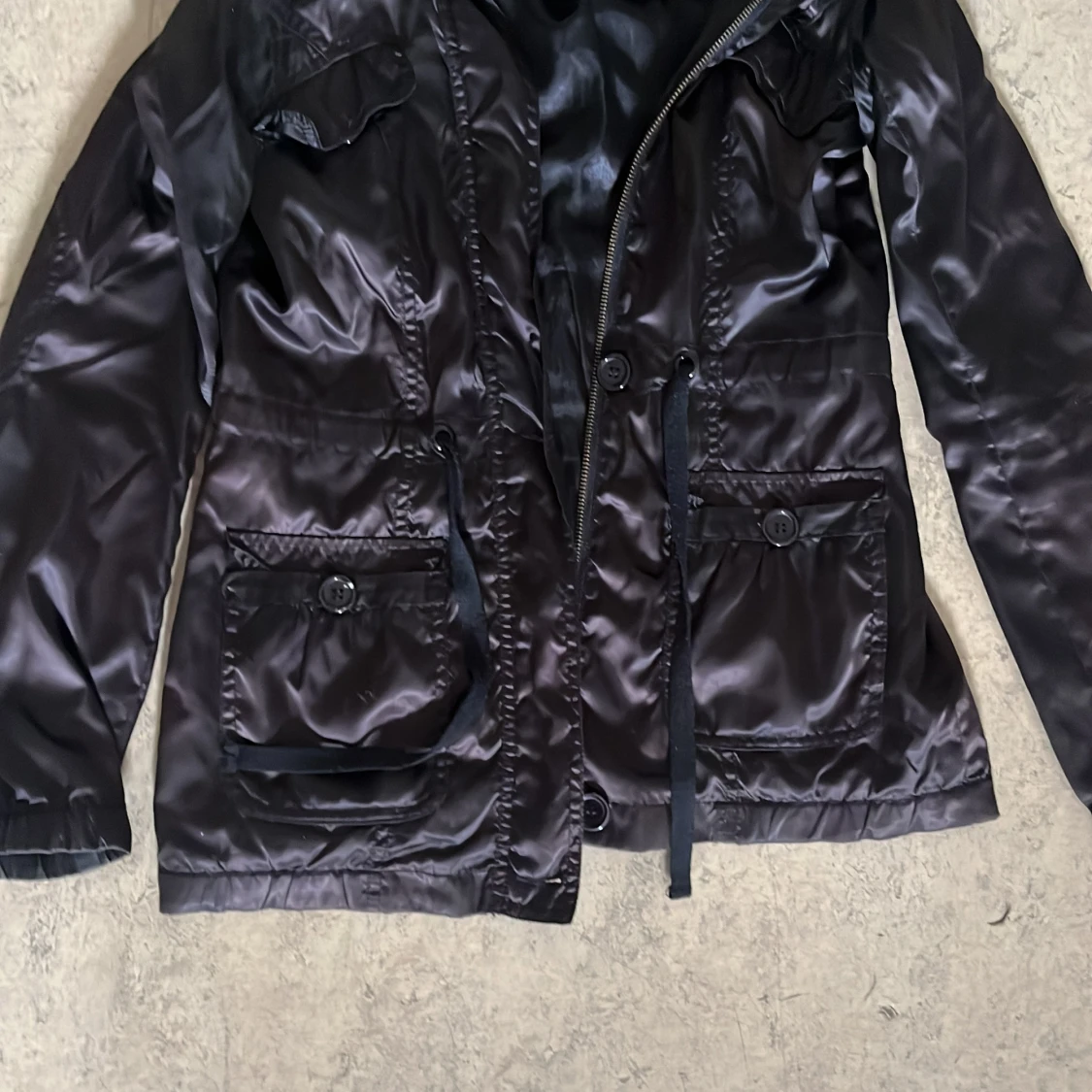 Svart jacka med huva och knytband - 3