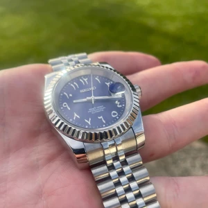 Seiko arabic ”blue” - Seiko Datejust Modiferad, 39mm rostfritt stål ,automatisk nh35a urverk som är riktigt snyggt. Klass klocka!