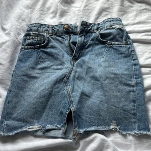 Jeanskjol - Säljer en jeanskjol från Zara i barn storlek 10. Passar mig som har xxs/xs. Inte använd alls mycket 💕pris kan diskuteras.                                        Tar inte emot retur