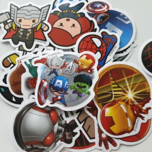 20st Marvel superhjälteklistermärken - Ett set med färgglada klistermärken som föreställer olika Marvel-superhjältar som Thor, Iron Man, Captain America, Spider-Man, Hulk, Groot och fler. Klistermärkena har en tecknad stil och är perfekta för att dekorera datorer, mobilskal eller anteckningsböcker.