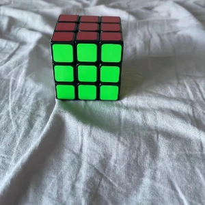 Rubiks kub 3x3 - Klassisk Rubiks kub med 3x3 rutor. Ena sidan är grön och den andra röd. Kuben är tillverkad i plast och har svarta kanter mellan rutorna. Perfekt för dig som gillar kluriga pussel och vill träna hjärnan.
