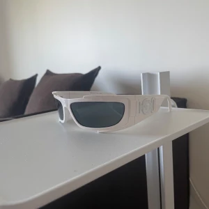 Vita solglasögon från Versace - Versace solglasögon. Precis som nya endast använda vid ett tillfälle. Kvitto finns! 