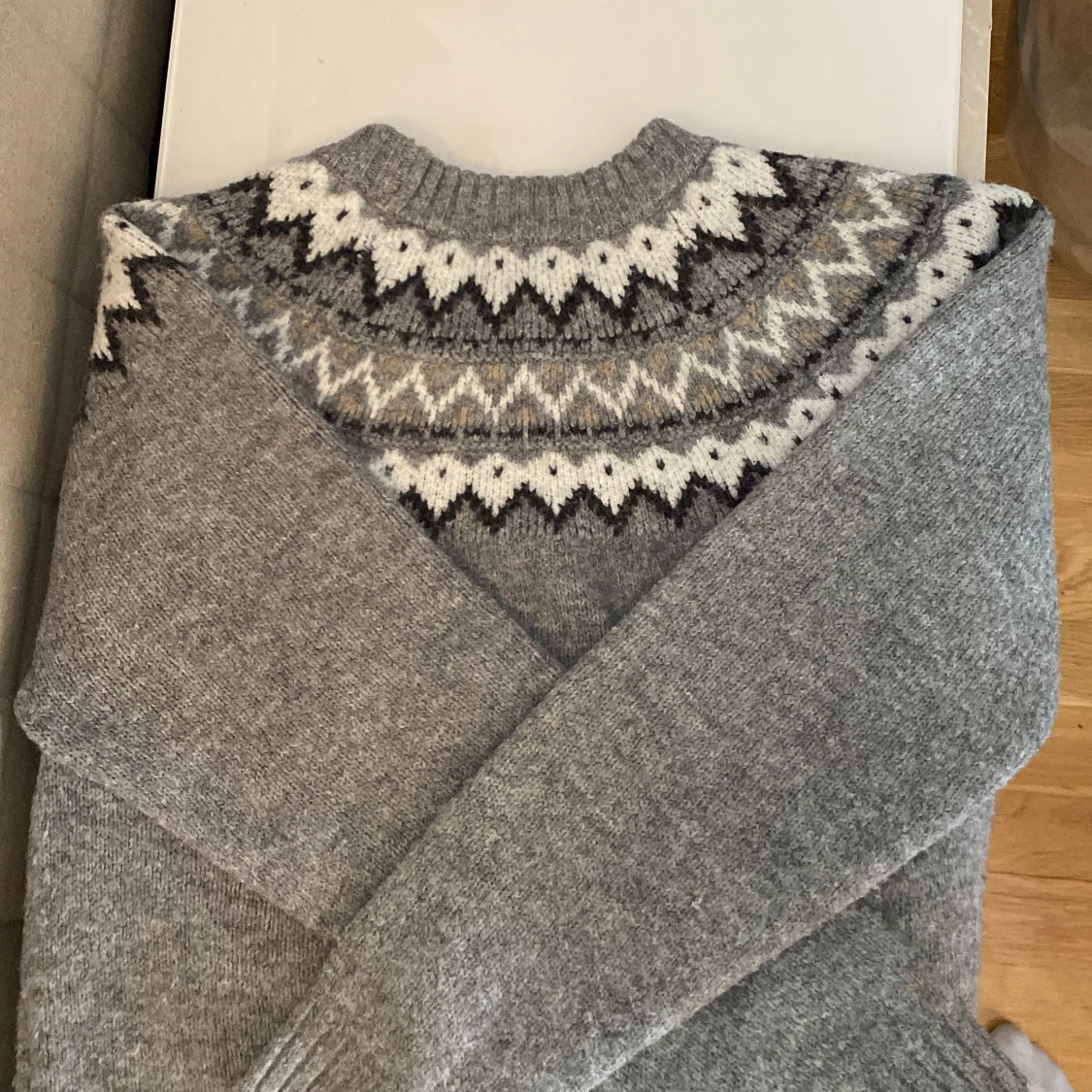 Grå stickad tröja med mönster - 1