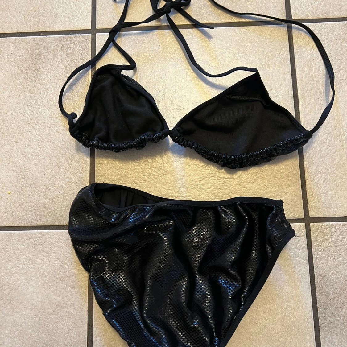 Svart glittrig bikini med knyt - 2