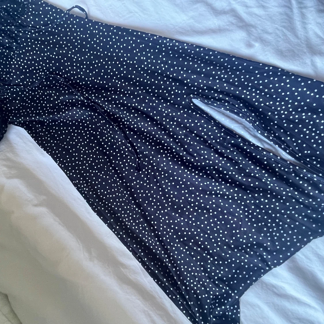 Svart prickig långklänning med slits - 2