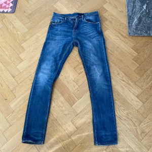 Tiger Of Sweden - Säljer ett par klassiska blå jeans i modellen Pistolero. Skicket är 8/10 skriv för frågor eller funderingar.
