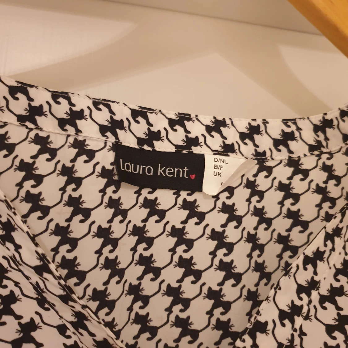 Svartvit blus med kattmönster från Laura Kent - 2