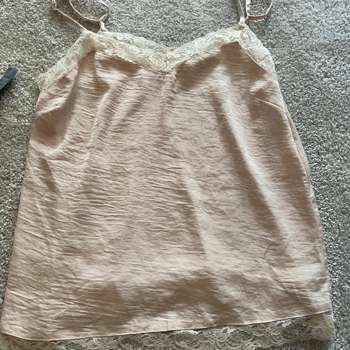 Ljusrosa linnetopp med spets från Ellos