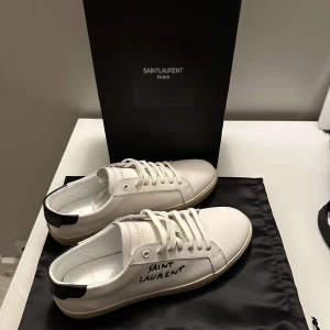 Saint Laurent skor - Säljer nu dessa feta Saint Laurent skorna i storlek 43. Skorna är sprillans nya. Perfekta nu inför sommaren. Allt på bild medföljer. Inget äktehetsbevis eller kvitto därav pris‼️Vid frågor och fundering är det bara att höra av sig 