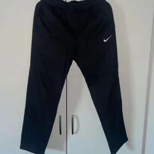 Nike Mjukisbyxor  - Dags för rensning igen! Säljer dessa väldigt bekväma Nike mjukisar i storlek M. Även dessa väldigt sällan använda och bara funnits i garderoben. Köpte ett par likadana gråa och har blivit att jag bara använt dom gråa. Skriv gärna för fler bilder eller frågor! Priset kan diskuteras vid snabb och smidig affär.