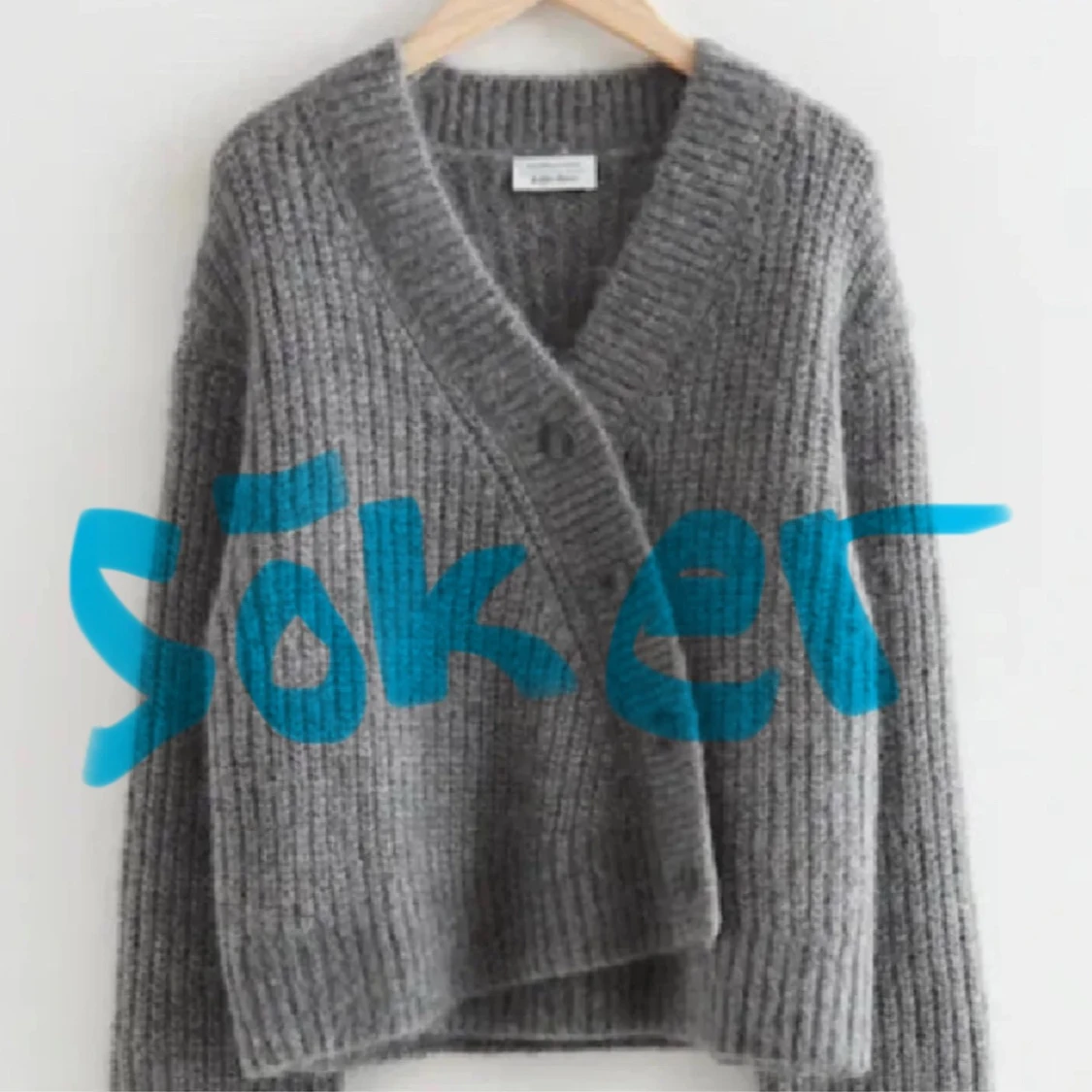 Grå stickad kofta