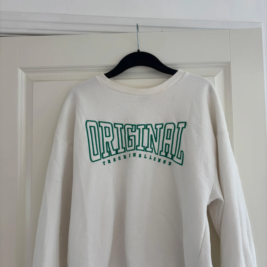 Vit sweatshirt med grön text - 1