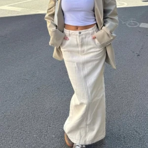 Beige jeanskjol från LXA - Säljer en beige jeanskjol från LXA pga för liten. Endast använd 2-5 gånger! 