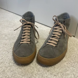CQP Flyback skor/sneakers - Säljer ett par CQP Flyback skor i storlek 43. Skorna är i snygg grå mocka med bruna sulor och är i mycket gott skick (se bilder).   Nypris: ca 3 500 kr Pris: 1 000 kr eller bud