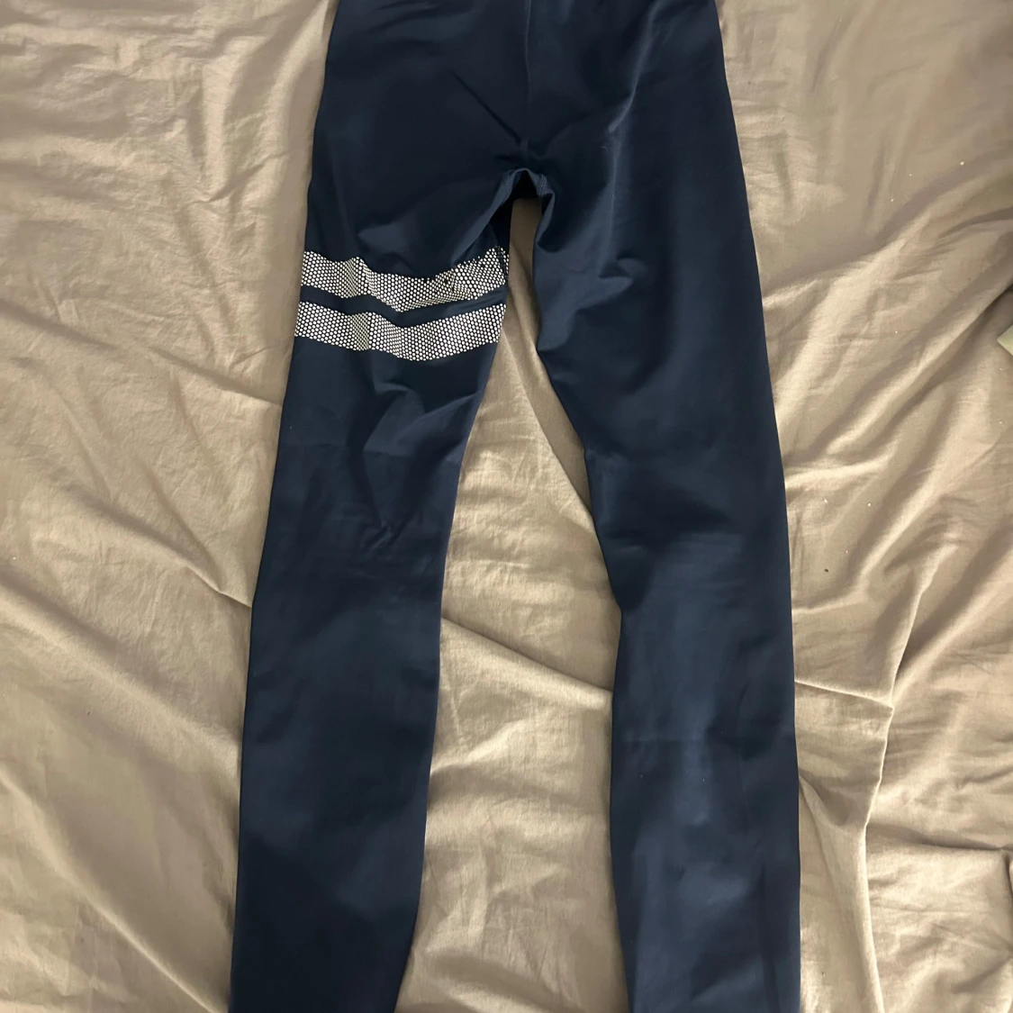 Mörkblå träningstights från Stronger - 2