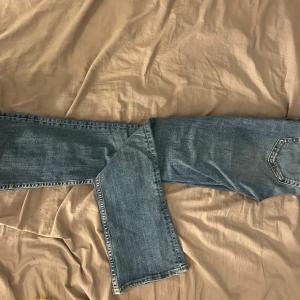 Y2k low bootcut jeans från Gina tricot - Säljer dessa jeansen från Gina tricot. Ny pris 499kr. Dom är i bra skick utan defekter. Säljer då dom blivit för små