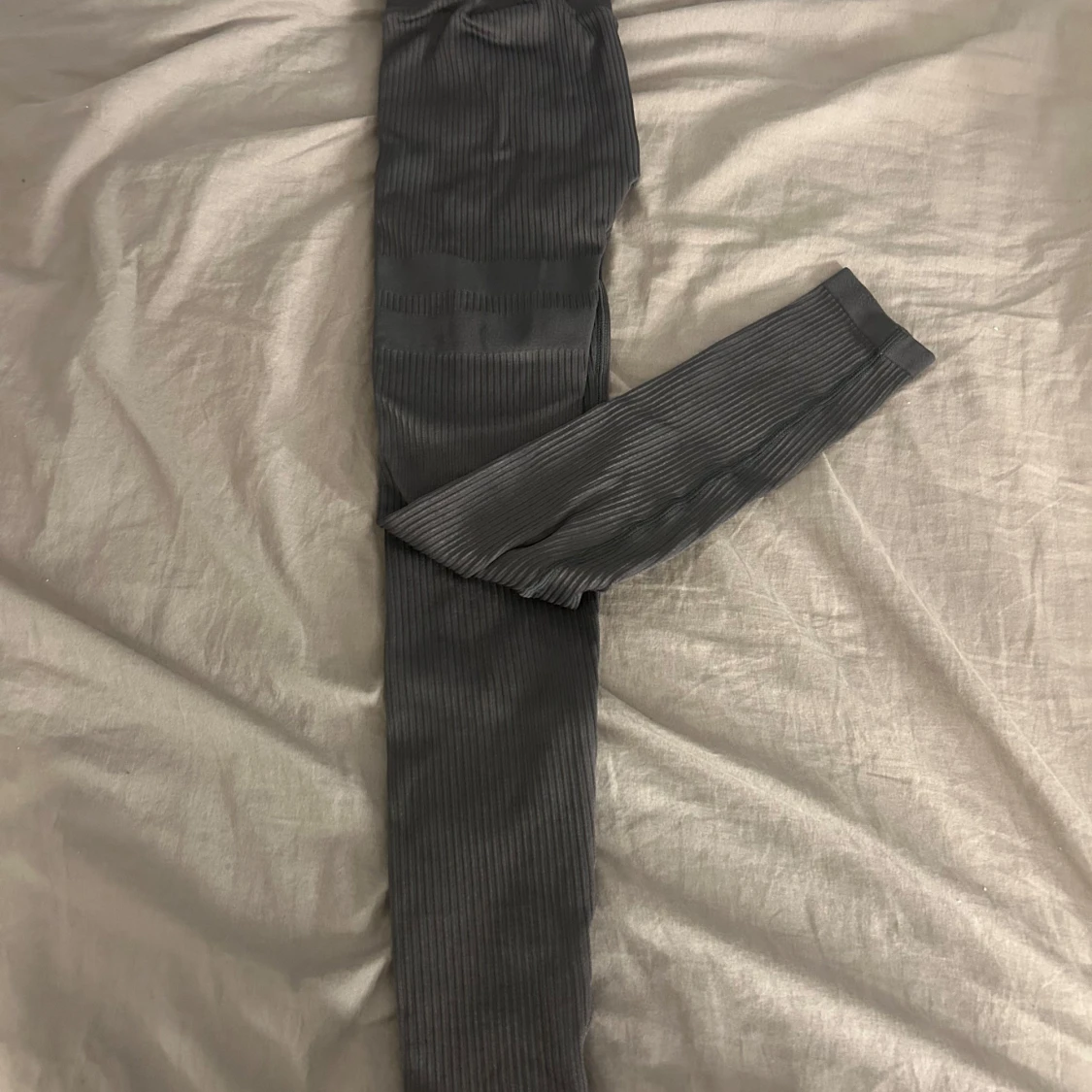 Grå ribbade tights från Stronger