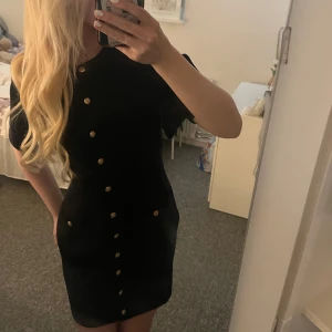 klänning med knappar  - använd en gång