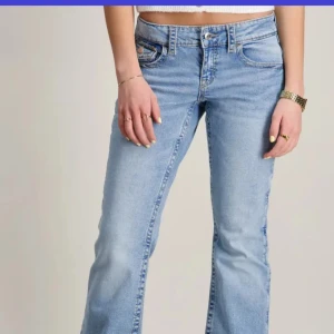 Ljusblå bootcut jeans - Säljer mina low Waits jeans från Gina, hur fina som helst i storleken s💞💞