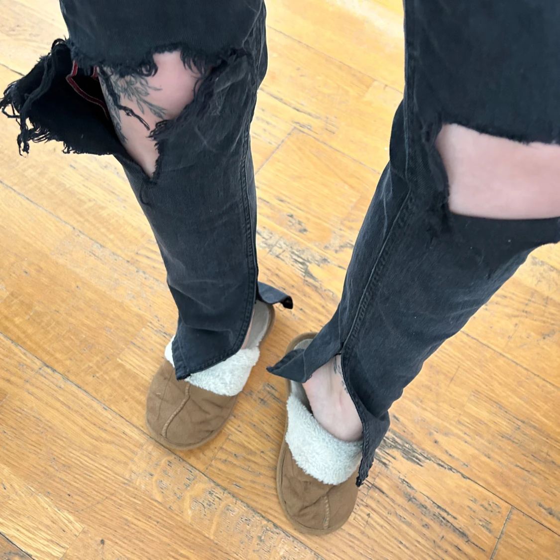 Svarta slitna jeansbyxor - 2