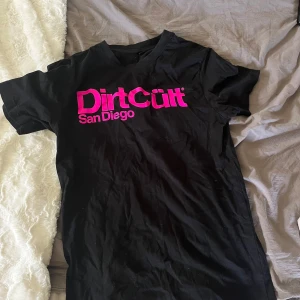 T-shirt från Dirtcült - Jätte fin och skön att ha på sig. aldrig använd nästan så det är inga defekter. 