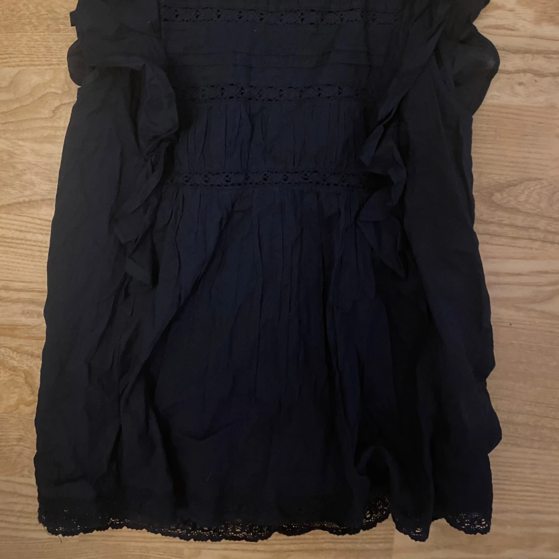 Marinblå blus med volang från Holly & Whyte