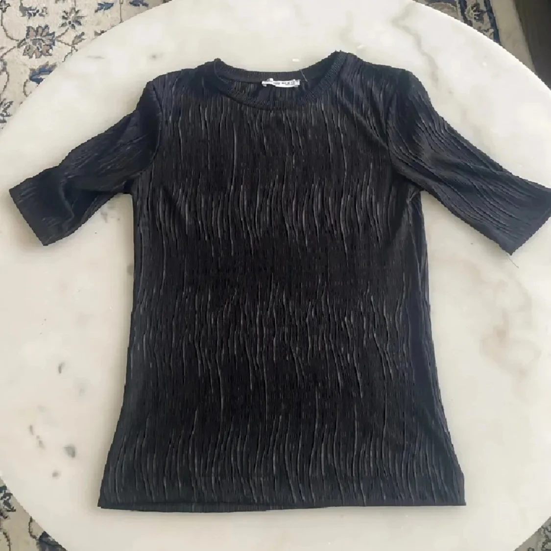 Svart plisserad topp från H&M