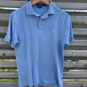 Ralph Lauren piké - Säljer en himmelsblå Ralph Lauren pikétröja i slim-fit modell. Mycket fint skick. Storlek S. 