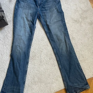 Bootcut jeans - Mörkblå bootcut jeans från ZARA med normal passform och raka ben. Endast använd 1 gång. Strl 36