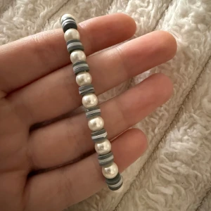 Grå armband med vita pärlor - Jättefint går vit armband, stretchiga och bekväma