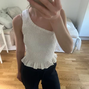 Vit volang topp one shoulder - Vit topp från Nakd i bra skick 