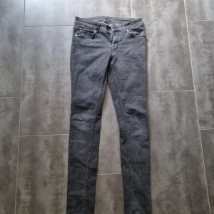 Grå slim tiger of sweden jeans  - Säljer ett par grå slim tiger of sweden jeans med klassisk femficksdesign och dragkedja. Byxorna har en smal passform och raka ben, perfekta till vardags. Storlek 29/32. Snygga och enkla att matcha med det mesta.