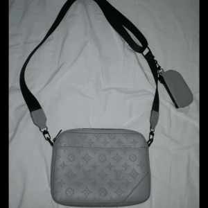 LV duo messanger bag grå - Säljer min LV duo mesanmger bag eftersom jag använder inte längre. För mer frågor skriv dm. Pris kan även diskuteras.