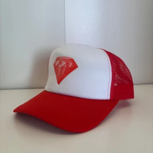 RUBY Keps-RUBY RED ❤️ - RUBY RED ❤️ Storlek: Justerbar📏 Pris: 149kr 💰   Exemplar: 10st!