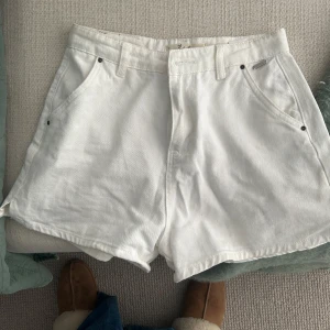 Vita jeansshorts - Säljer mina jätte gulliga vita jeanshorts med en liten slit på sidan. Passar perfekt nu till sommaren!! Dem är högmidjade men kan säkert vara lite lägre på höfterna beroende på storlek. Lite små i passformen. 