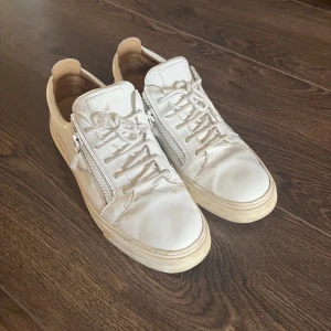 Giuseppe zanotti skor - Tja säljer nu dessa tvärsnygga giuseppe zanotti dojjerna, skick 8/10 Storlek 45 men går lätt att gå ner en storlek med sula i. Pris går att diskutera 