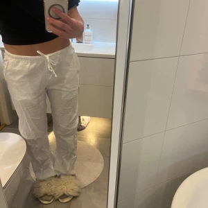 Linnebyxor  - Superfina linnebyxor från Gina Tricot med sören vid midjan och fickor ( se bilder). Storlek 170, men är mycket stora storleken så motsvarar en S.   Köpta sommaren 2024, men endas använda fåtal gånger. Säljer då de är lite förstora för mig.              Pris kan diskuteras vid snabb affär🤗🤗