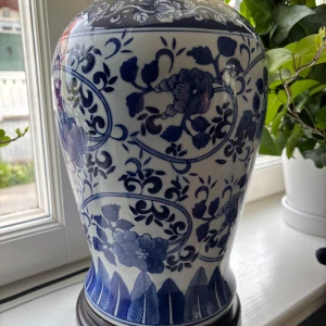 Lampfot lampfötter lampa - Jag ska flytta och säljer 2 st  jättefina lampfötter i porslin med blått och vitt mönster, mörkbrun lampfot i trä. Inköpta på Zara Home. Skärm/lampskärm ingår ej. Mått ca 49 cm hög (till lampfäste), ca 18 cm djup. Vanlig sladd med knapp för eluttag i vägg. Den ena bruna plattan under lampskärmen har ljusare fläckar men inget som syns när lampskärmen sitter på. Hela och fungerande. Kan mötas upp i Stockholm/T-centralen, Mall of Scandinavia, i Mörby centrum eller Lidingö. Skickas inte! 900kr/st