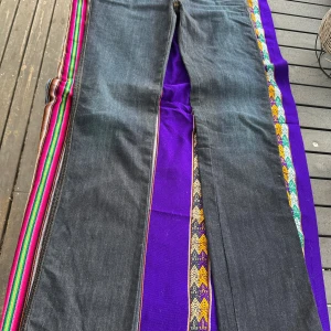 Mörkblå jeans från Nudie Jeans - Säljer ett par mörkblå jeans från Nudie Jeans med klassisk femficksdesign och kontrastsömmar. Modellen har raka ben och normal passform. Midjemått W33 och längd L36. Perfekta för dig som gillar stilrena och tidlösa jeans. OANVÄNDA