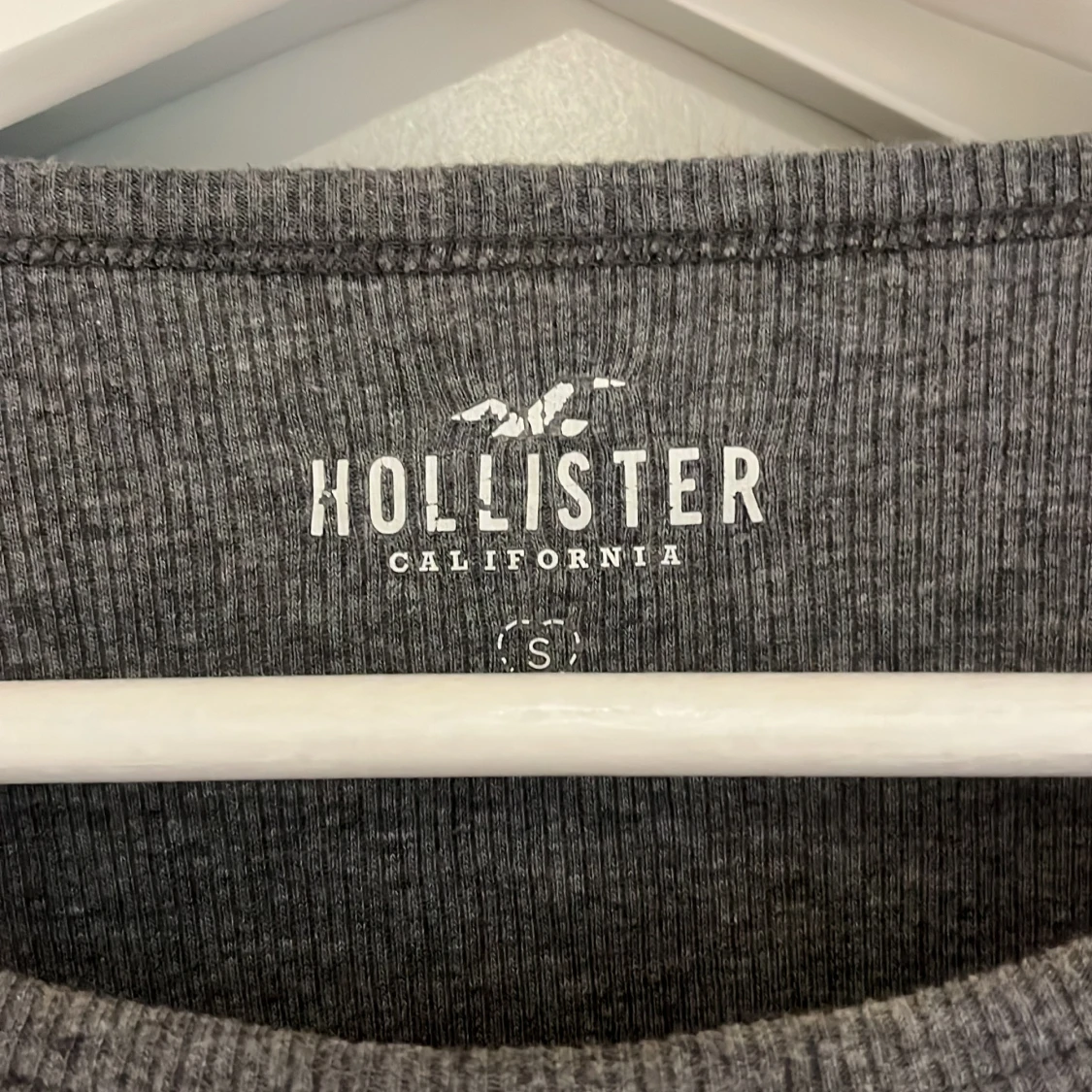 Grå långärmad tröja från Hollister - 1
