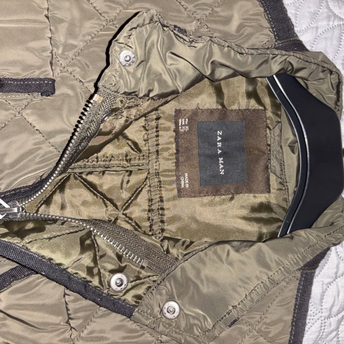 Olivgrön quiltad jacka från Zara Man - 1